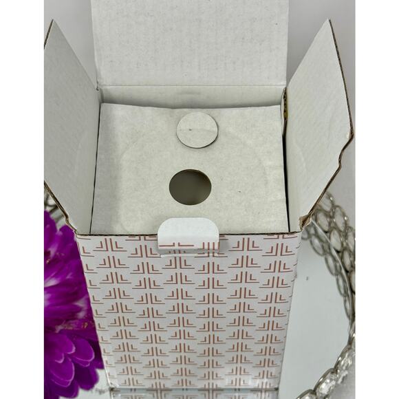 La Lueur White Cactus Luxury Candle – Cactus Flower Coconut Musk – 2 Wick - Picture 5 of 7